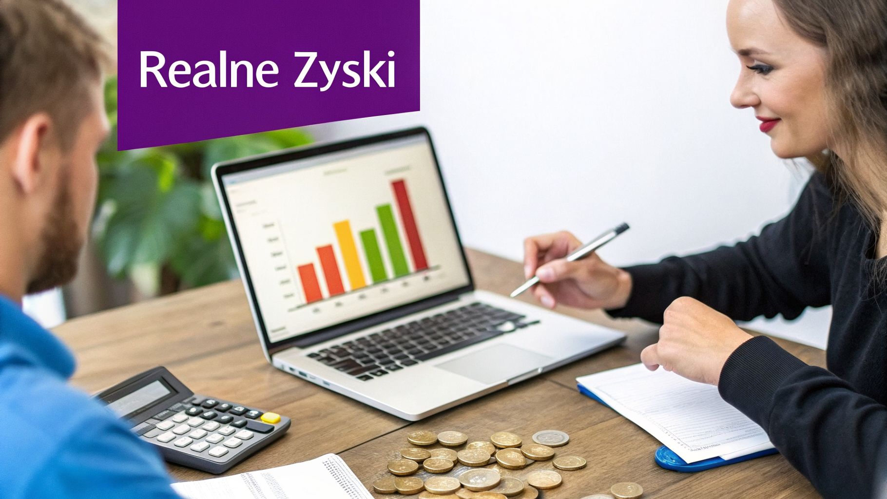 Grafika koncepcyjna przedstawiająca analizę finansową. Dwóch analityków pracuje na laptopie z wykresami, obok leżą banknoty i kalkulator, w tle widać fioletowy baner symbolizujący zyski.